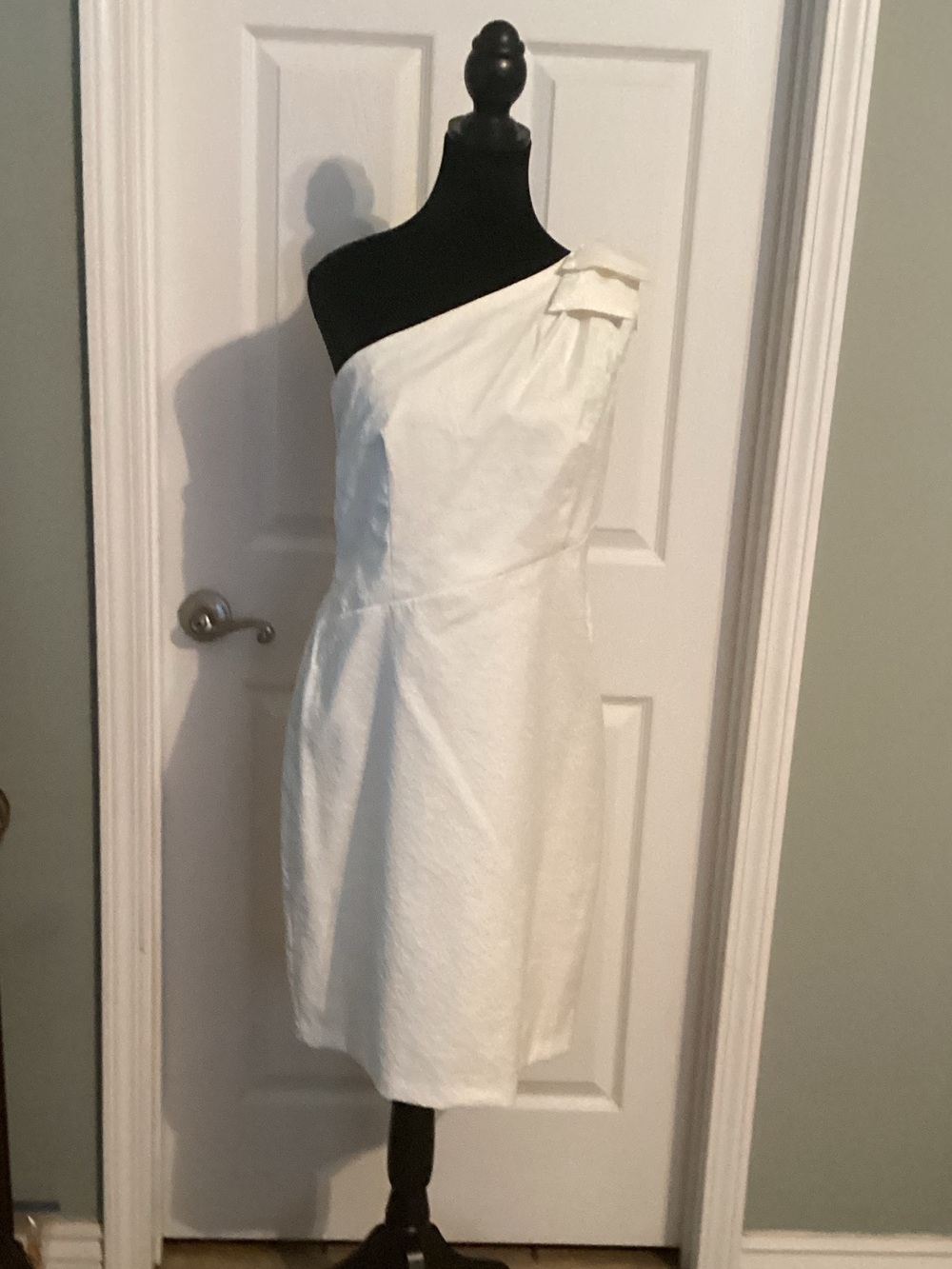 London Times One-Shoulder Cream Cocktail Dress with Shoulder Bow